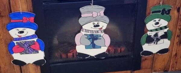 SNOWMAN HOLDING GIFT